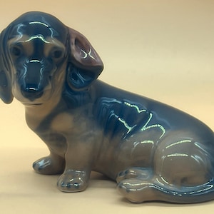 Estatueta de cachorro Dachshund em porcelana da Royal Copenhagen. Nº 3140. Design de Th. Madsen. Assinatura FP.