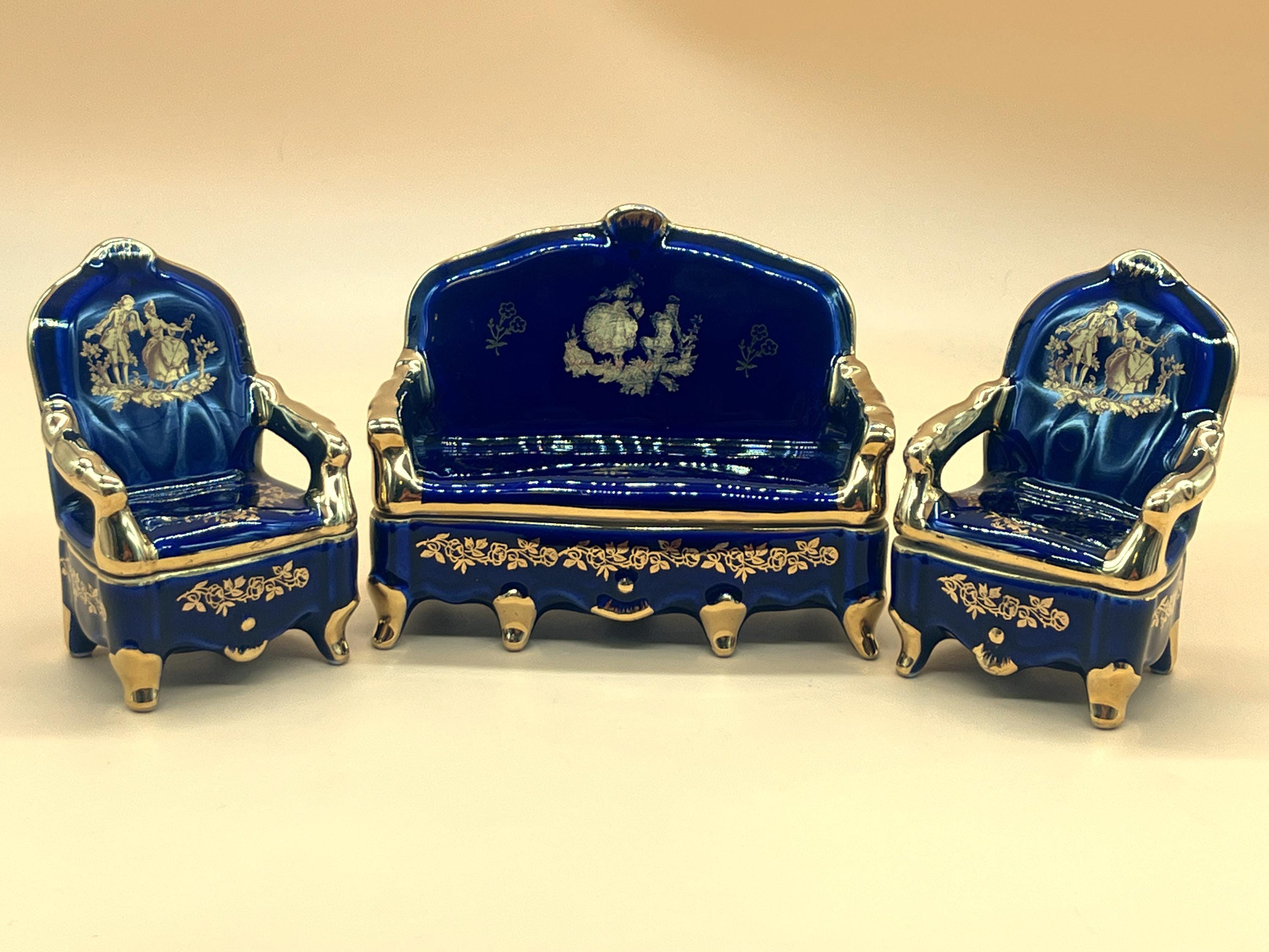 Miniature porcelaine de Limoges - Ensemble d'une table et de deux chaises