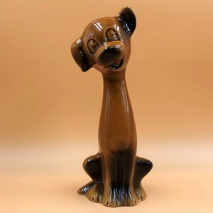 Humoristisk/komisk hundfigur i keramik från mitten av århundradet. Höjd 23 cm. - GRATIS PORTO I STORBRITANNIEN.