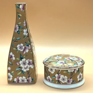 Vaso portafiori e portagioie Wedgwood Pottery con design May Flowers. - SPEDIZIONE GRATUITA NEL REGNO UNITO -