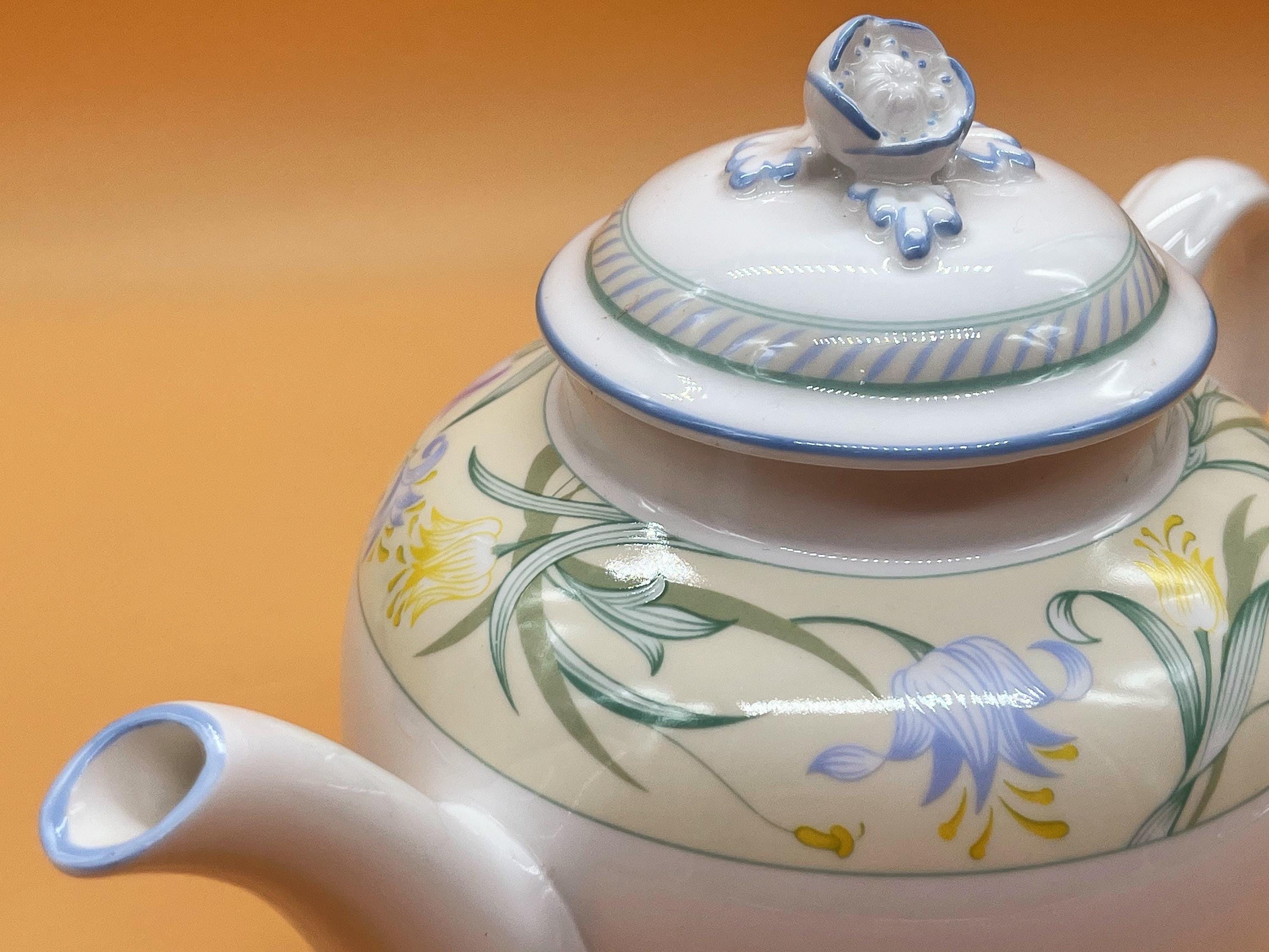 Royal Worcester Summerfield 1 Pint Capacity Teapot With Acorn 