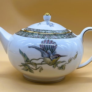 Vintage Wedgwood China Humming Birds design 2 pint capacity teapot. - FREE UK POST -