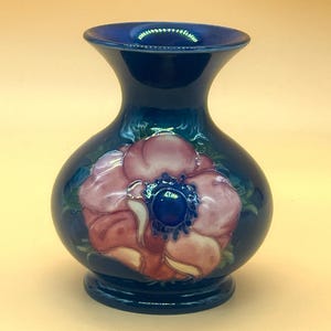 Wm Moorcroft Pottery, 1930-talets stämpel "Potter till HM Queen" på basen av vasen "Anemone"-designen.
