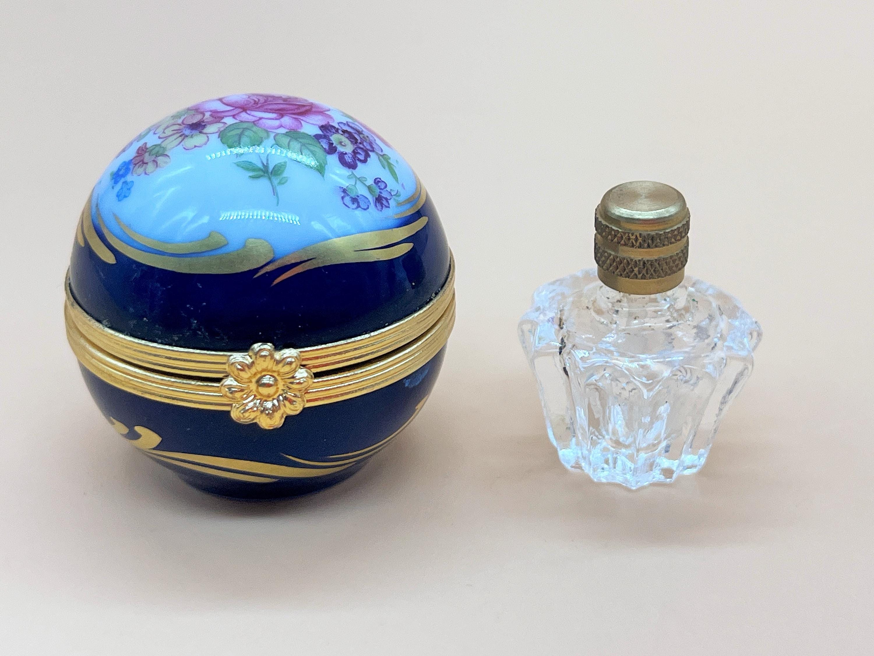 リモージュ デュバリー 磁器の小さな花柄の球形ボックス、内部にガラス