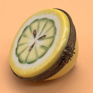 Joyero/caja de baratijas con bisagras de porcelana de Limoges pintada a mano con forma de medio limón. - ENVÍO GRATUITO AL REINO UNIDO -