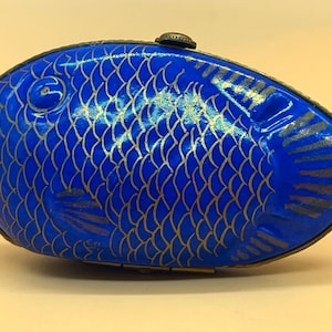 Peint Main Limoges Porcelain France blue fish shape hand painted trinket / jewelry box. - FREE UK POST -