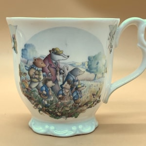 Vintage Royal Albert China Wind in the Willows Autumn in Wild Wood design beaker / mug. c1987. - FREE UK POST -