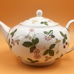 Wedgwood China Wild Strawberry Design 1.4 Pint Capacity Teapot 