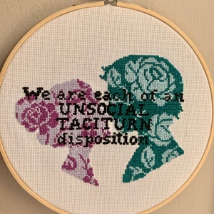 Peut inclure: Art de broderie en forme de cercle avec deux silhouettes florales et le texte "We are each of an unsocial taciturn disposition."