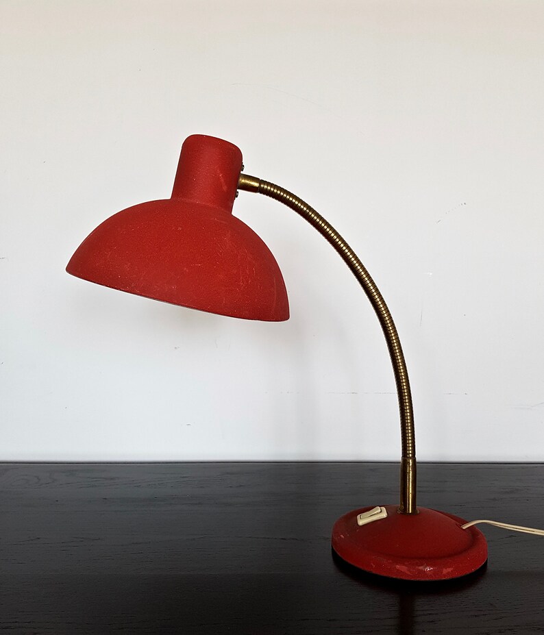 Lampe de bureau vintage col de cygne laiton dor\u00e9 et abat-jour rouge m\u00e9tal granuleux
