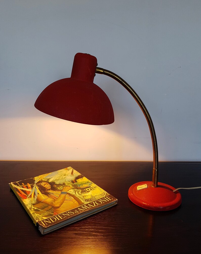 Lampe de bureau vintage col de cygne laiton dor\u00e9 et abat-jour rouge m\u00e9tal granuleux