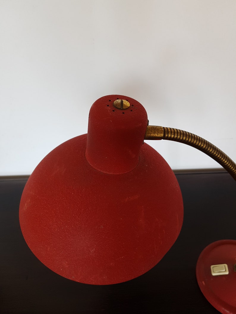 Lampe de bureau vintage col de cygne laiton dor\u00e9 et abat-jour rouge m\u00e9tal granuleux
