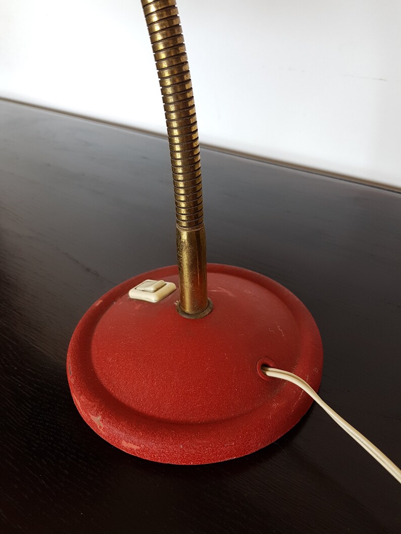 Lampe de bureau vintage col de cygne laiton dor\u00e9 et abat-jour rouge m\u00e9tal granuleux