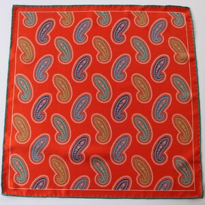 Mjuka sidennäsdukar med paisleymönster, 45 cm i kvadrat. Handrullade i England.