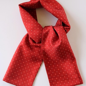 Corbata de seda hecha a mano: 20 x 99 cm, estampado floral geométrico. Fabricada en Inglaterra.