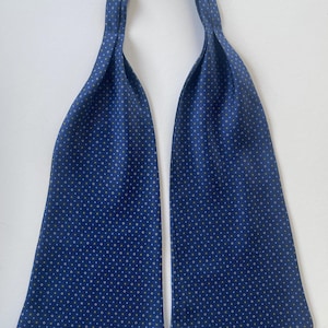 Cravatte Ascot in seta. Realizzate a mano. Disponibili in vari colori, fantasie, larghezze e lunghezze.