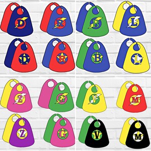 Peut inclure: Ensemble de 10 capes de super-h&eacute;ros avec diff&eacute;rentes lettres et couleurs. Les capes sont en feutre et ont un motif d'&eacute;clair. Les lettres sont D, R, B, L, Z, G, V, M et une &eacute;toile.