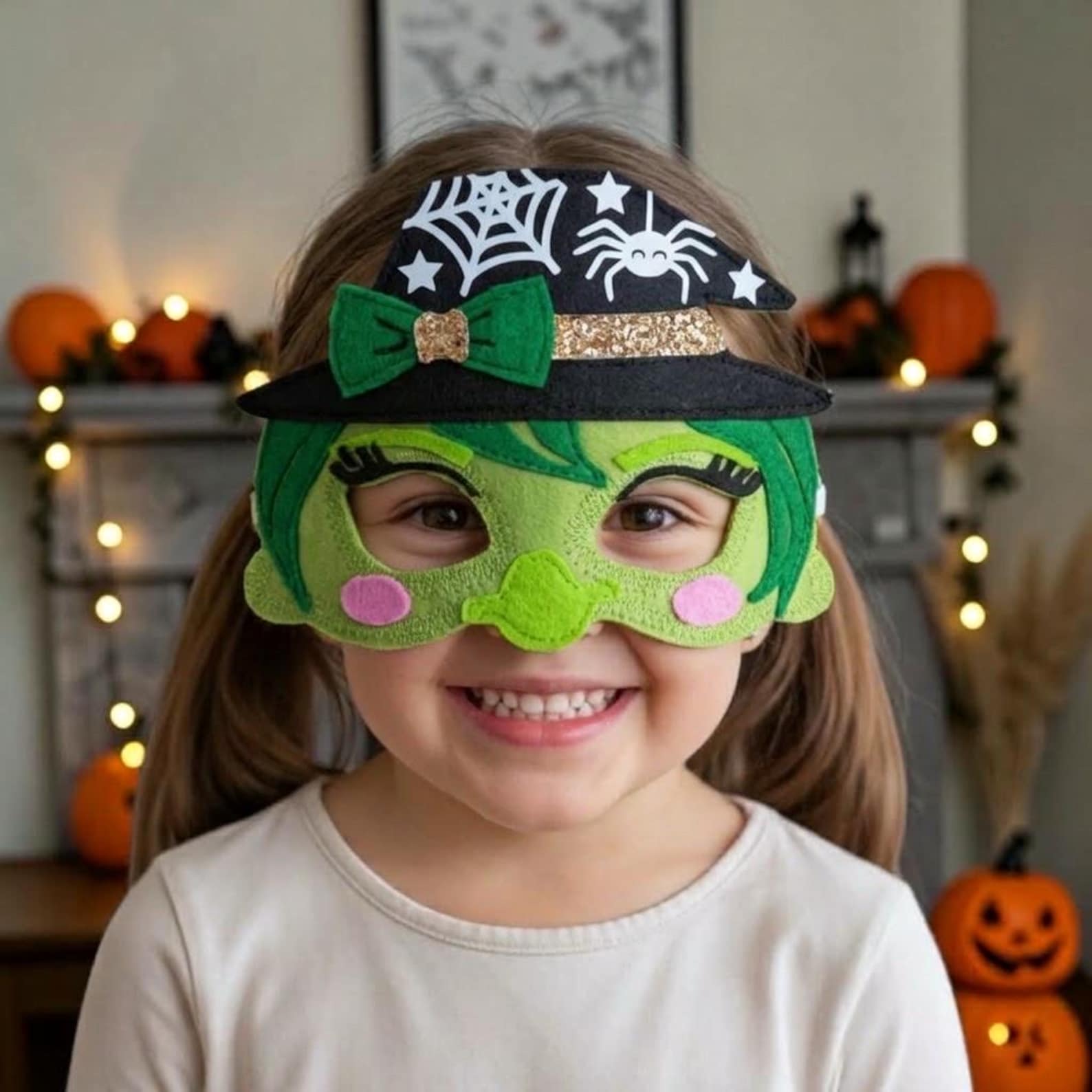 Green witch felt mask with a dark pointed hat detail.