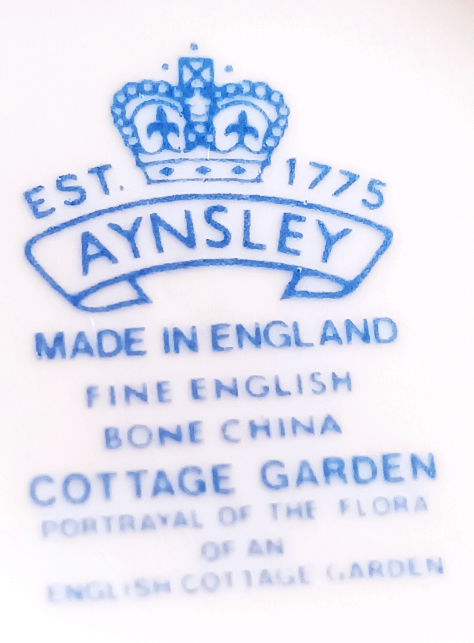 美しいエインズレイ コテージガーデン フラワー 花柄 蝶 花瓶 ギフト