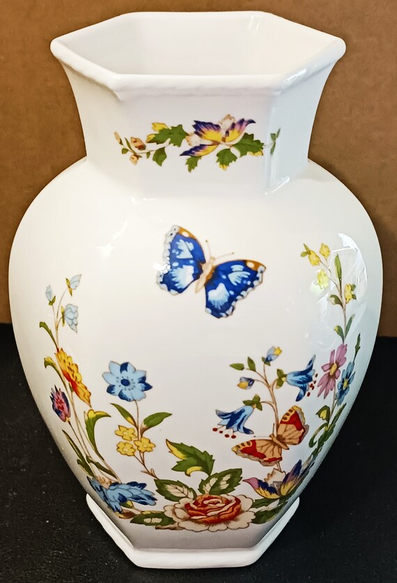 美しいエインズレイ コテージガーデン フラワー 花柄 蝶 花瓶