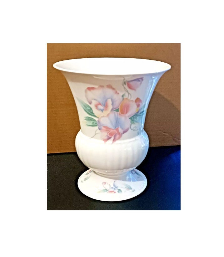 Vintage Beautiful Large Aynsley   'Little Sweetheart' Sweetpea Flower Floral Design Vase