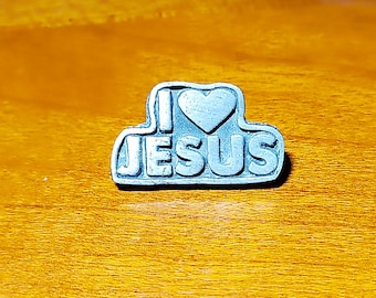 Handcrafted Pewter Word &#39; I Love / Heart Jesus &#39; Christ Religion God Arsenal Player Lapel Pin / Brooch / Badge Supplied in A Gift Box