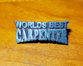 Handcrafted Pewter Word ' World's Best Carpenter ' Handyman Chippy DIY Lapel Pin / Brooch / Badge Supplied in A Gift Box