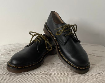 Made in New Zealand Vintage Dr. Martens Oxford Lace Shoes-Youth/Women