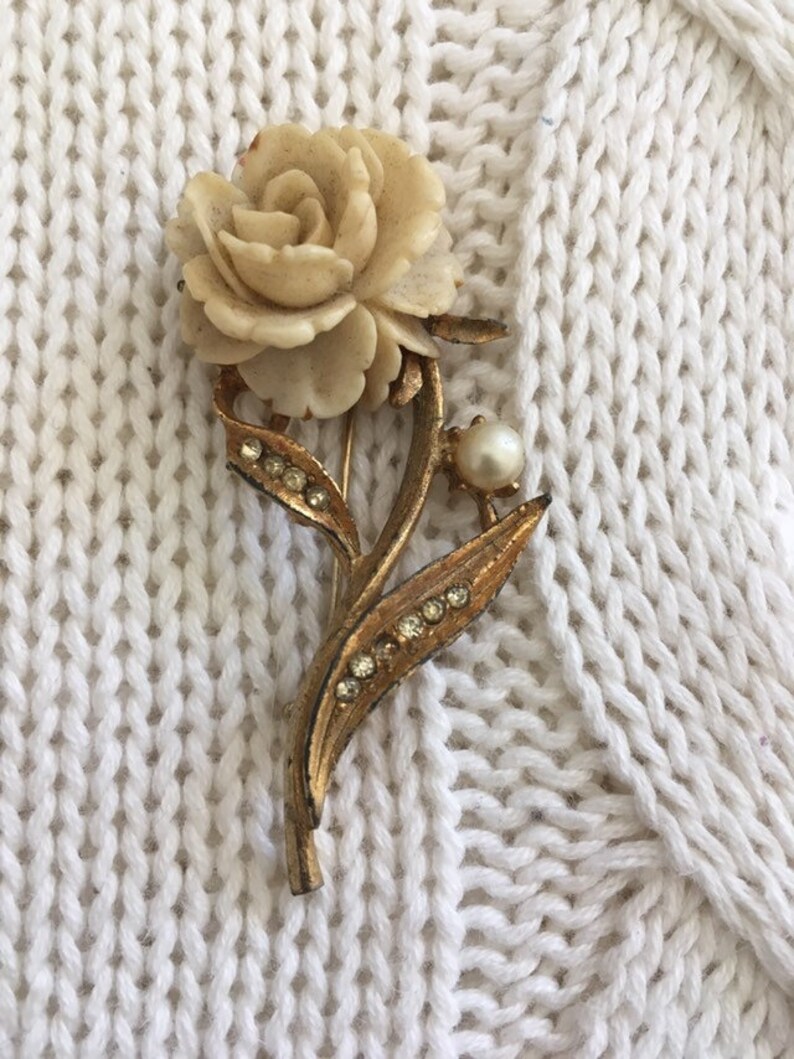 Vintage Flower Brooch With Faux Pearl 1950s-1960s vintage jewellery vintage brooch vintage accessories pretty flower brooch pearl
