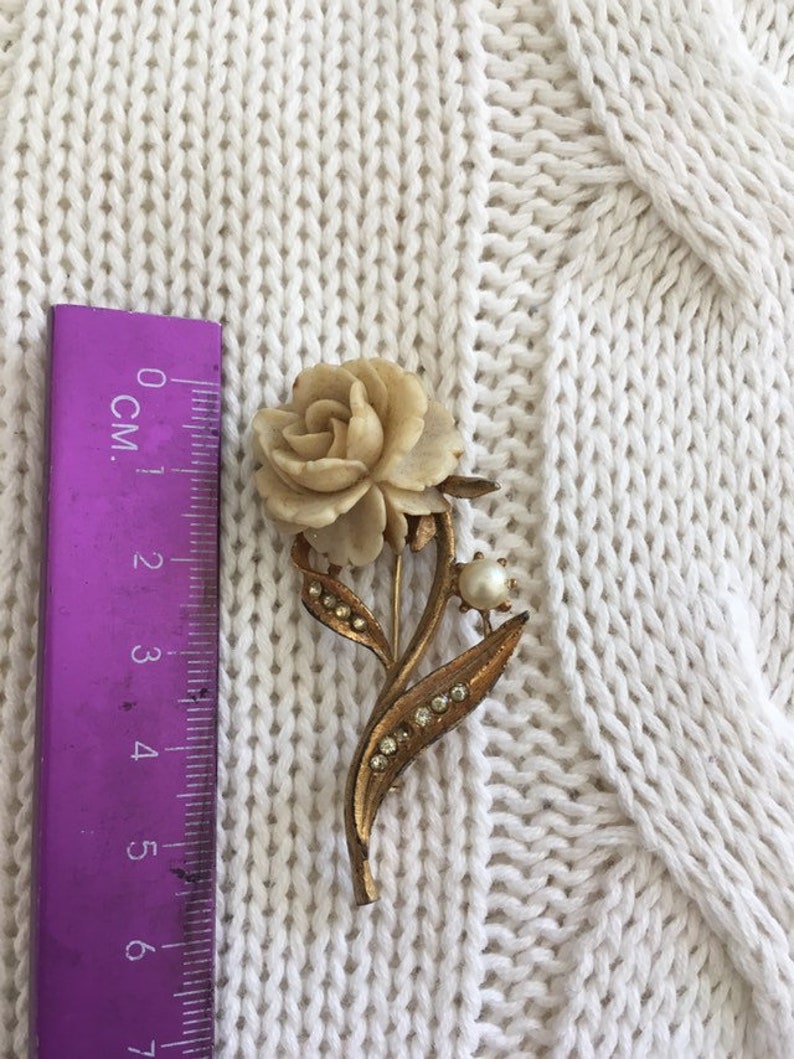Vintage Flower Brooch With Faux Pearl 1950s-1960s vintage jewellery vintage brooch vintage accessories pretty flower brooch pearl