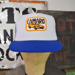 Czapka typu snapback Camaro w stylu vintage – biało-niebieska, siateczkowa czapka typu trucker z haftowaną naszywką i grafiką samochodową