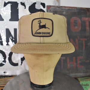 Boné Snapback Vintage John Deere com Logo de Duas Pernas – Boné Agrícola com Patch de Trator Marrom