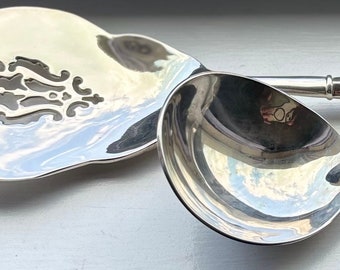 Amazing Gorgeous Vintage Elegant Solid Handle SILVER PLATE "TIPPED" Handle Pierced Tomato Server & Deep Bowl Berry Spoon Buffet Set Of 2