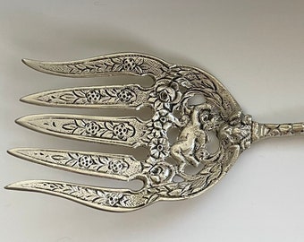 Seltene Vintage UGO BELLINI ITALIENISCHE zügellose Löwe / Cherub verzierte Repousse große silberne Platte Buffet / kaltes Fleisch Serviergabel 10 1/2 ", Italien