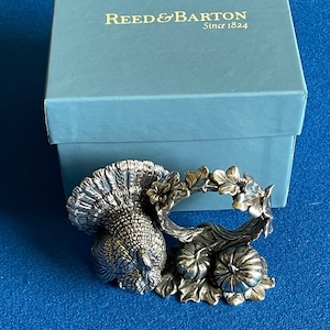 Increíble, raro y magnífico REED & BARTON Silver Co 1824 Colección limitada Placa de plata repousse "TURQUÍA" Anillo/soporte redondo para servilleta con caja original
