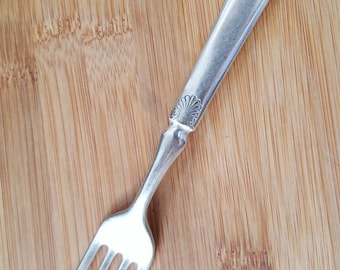 Antique 1847 ROGERS Bros 1860 SHELL Indented Dinner Fork 7 1/2