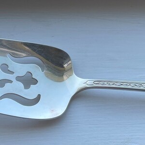 Vintage National Silver 1937 ROSE AND LEAF Solid Pierced Serwer do ciast/ciast 10"