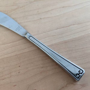 Puede incluir: Un cuchillo de mantequilla de plata con un diseño simple y el texto "Gorham Sterling" en la hoja.
