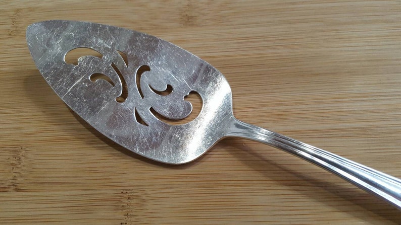 Vintage Wm ROGERS Mfg 1951 MAGNOLIAINSPIRATION Pierced CakePie Server 8 58