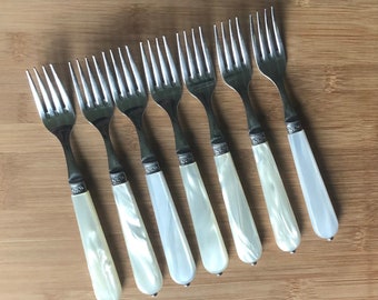 Vintage Jean Dubost Bakeliet/Faux Mother of Pearl Plastic Silver Band Handle Dessert/Salad Fork 7 1/4" Set van 7, Frankrijk