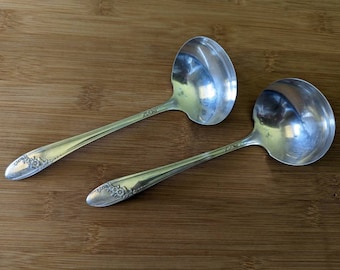 Vintage TUDOR Plate 1946 QUEEN BESS Solid Gravy/Sauce Ladle 7 1/4&quot;, Set of 2