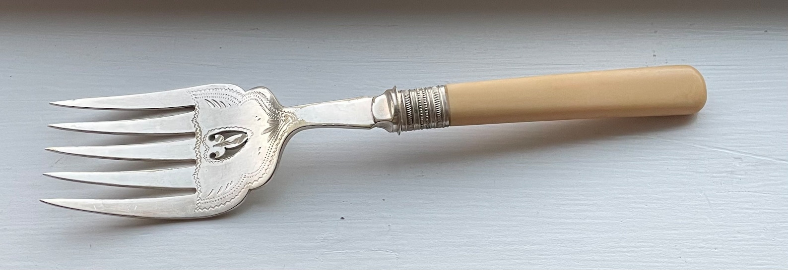 Antique Collectible BAKELITE Handle Sterling Ferrule Etched Bowl Fish Serving Fork 9 1/4"