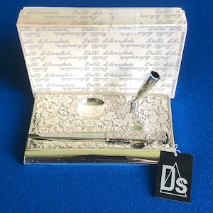 Hermosa novedad coleccionable vintage Eleanor Claire diseñó DELLI SILVERPLATE Juego de escritorio con abrecartas y soporte para bolígrafo, con caja original