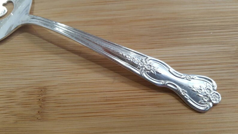 Vintage Wm ROGERS Mfg 1951 MAGNOLIAINSPIRATION Pierced CakePie Server 8 58
