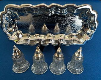Erstaunliche wunderschöne elegante Vintage WM ROGERS & SON Glas und Silberplatte Salz / Pfefferstreuer 4er-Set, mit rechteckigem Tablett mit gezackter Kante