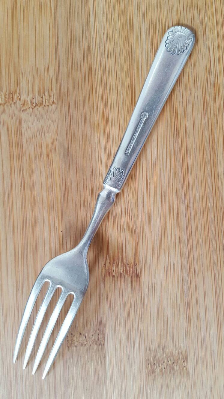 Antique 1847 ROGERS Bros 1860 SHELL Indented Dinner Fork 7 1/2