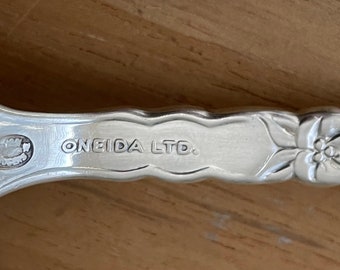 素晴らしいヴィンテージ Oneida Ltd 1881 ROGERS 1992 FLORAL QUEEN