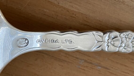 素晴らしいヴィンテージ Oneida Ltd 1881 ROGERS 1992 FLORAL QUEEN