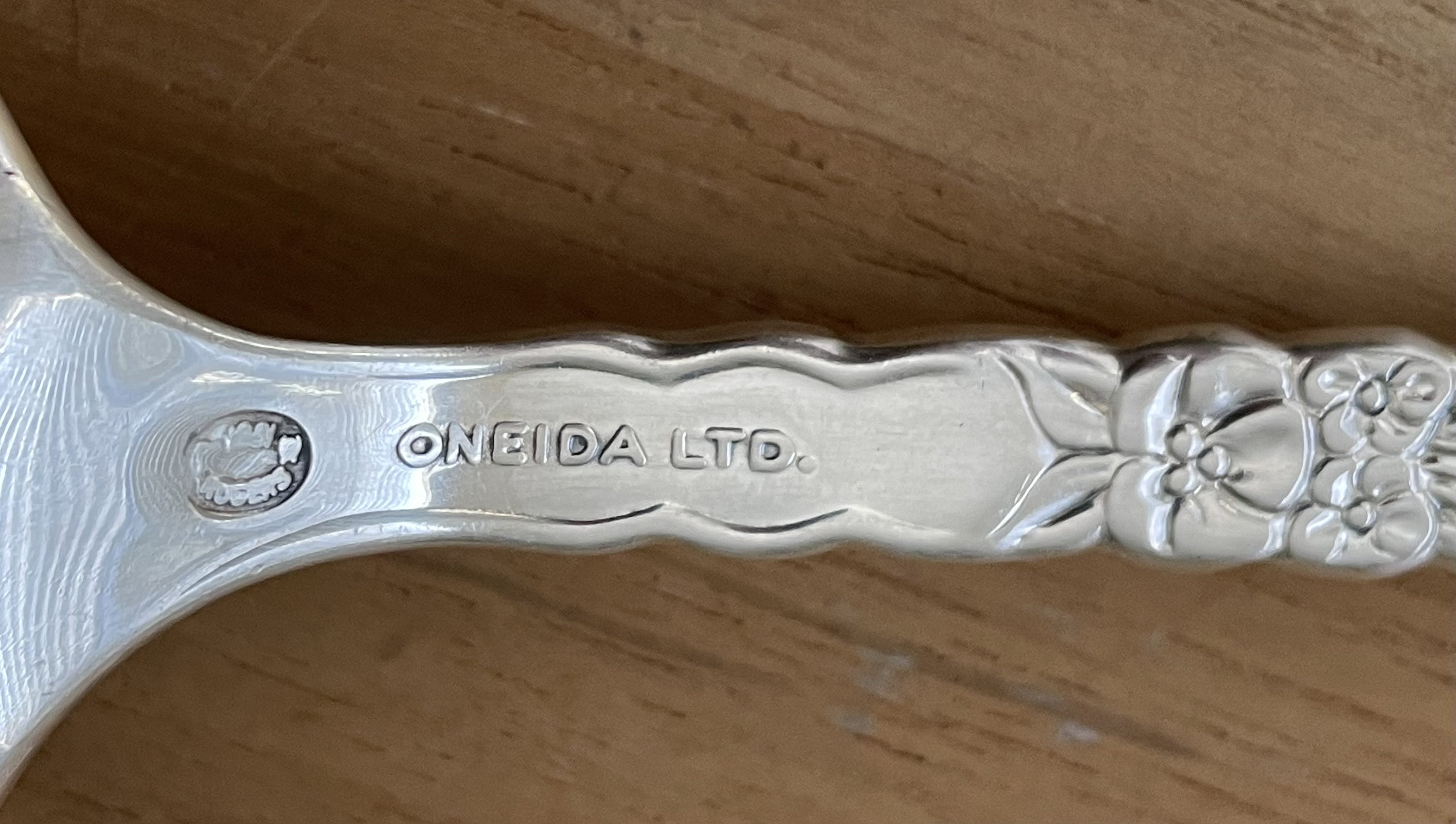 素晴らしいヴィンテージ Oneida Ltd 1881 ROGERS 1992 FLORAL QUEEN