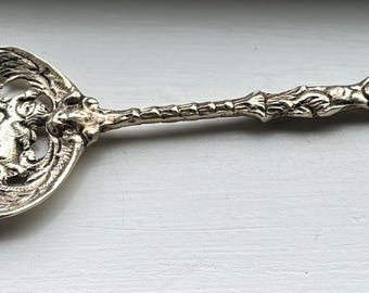Erstaunlicher seltener Vintage UGO BELLINI ITALIENISCHER "Gargoyle & Cherub" Verzierter Repousse Große Silberplatte Buffet / kaltes Fleisch Serviergabel 9 3/4", Italien
